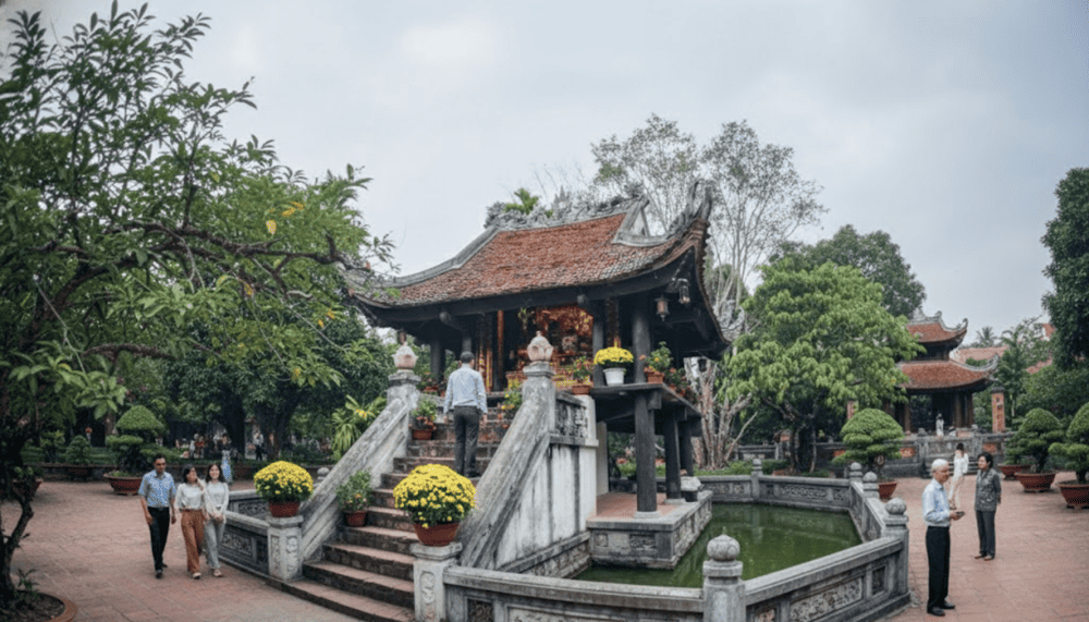 Many tourists come to One Pillar Pagoda to offer incense and pray for peace